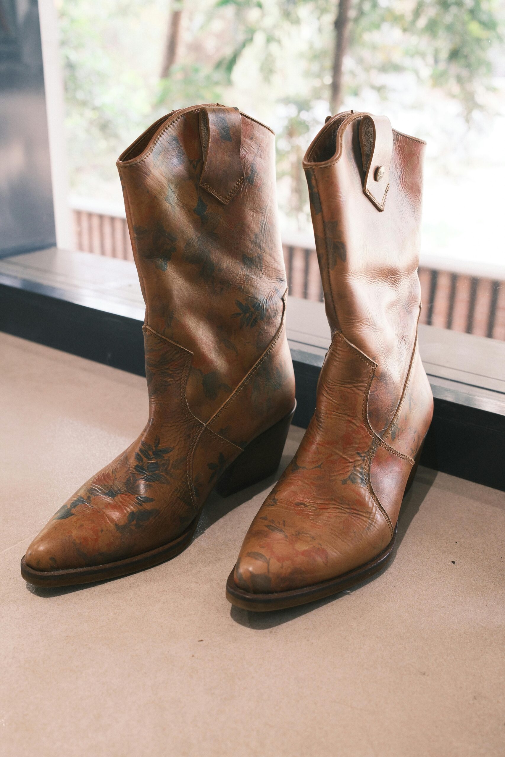 Brown floral western cowboy boots for women with mid heel and vintage leather finish